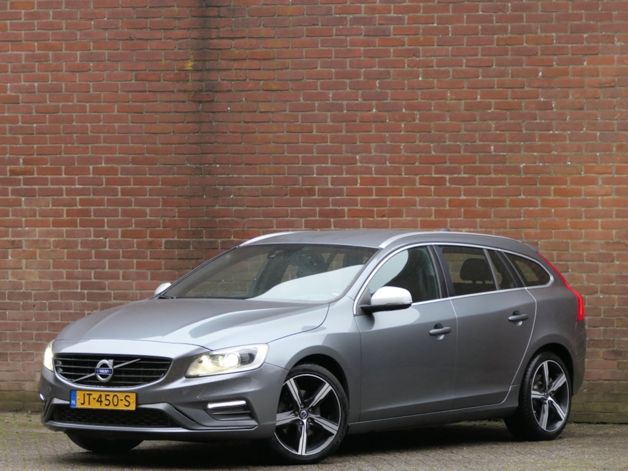 Volvo V60 - 1.5 T3 AUT R-Design Standkachel / Cruise control / Xenon - AutoWereld.nl