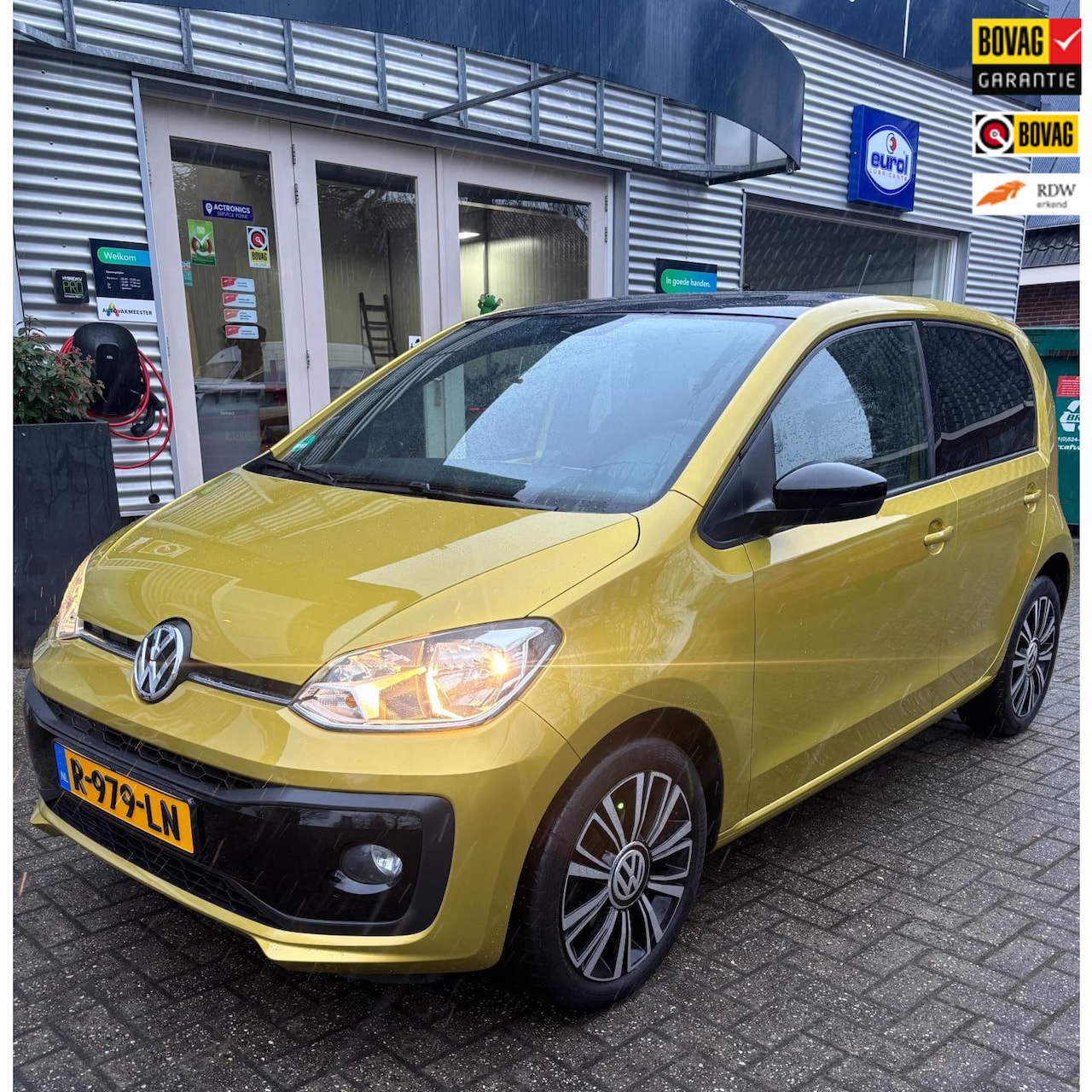 Volkswagen Up! - 1.0 BMT high up! Stoelverwarming, Bluetooth, PDC, zwart dak Zeer netjes! - AutoWereld.nl