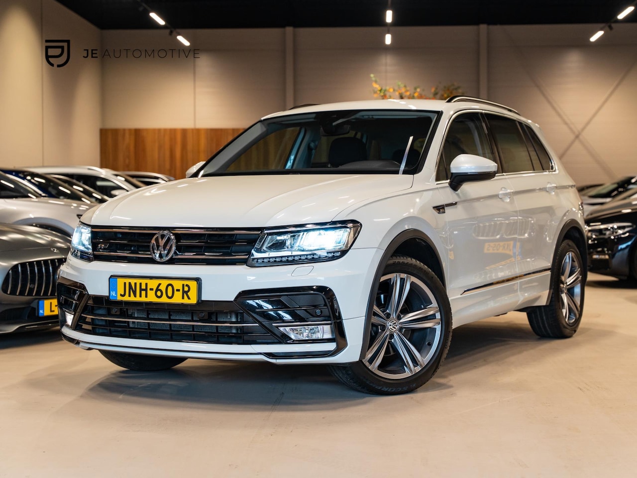Volkswagen Tiguan - 1.4 TSI R-Line, Led, Clima, Multistuur, Private Glas, 19" Velgen, Trekhaak 13P, PDC, Volle - AutoWereld.nl