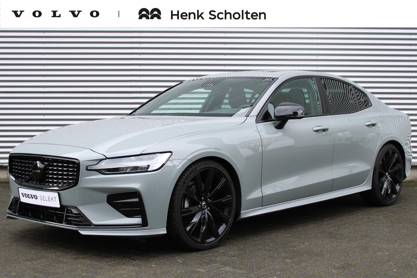 Volvo S60 - 2.0 B4 Mild Hybrid Plus Dark | Sportchassis (15mm Verlaagd) | 20 Inch Lichtmetalen Velgen - AutoWereld.nl