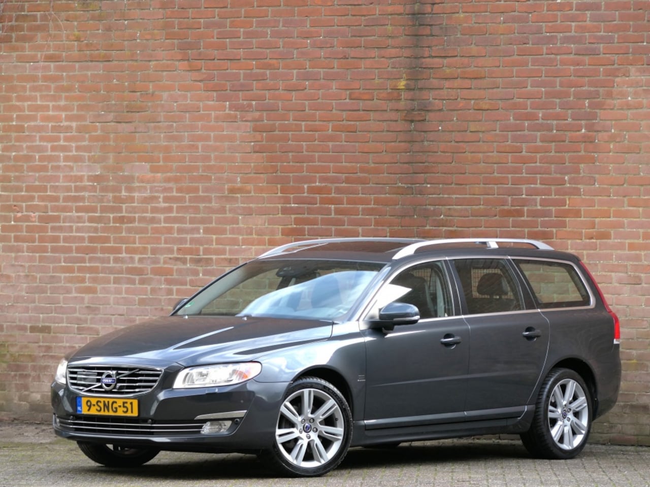 Volvo V70 - 3.0 T6 AWD Summum Schuifdak / Xenon / Trekhaak / Premium sound - AutoWereld.nl