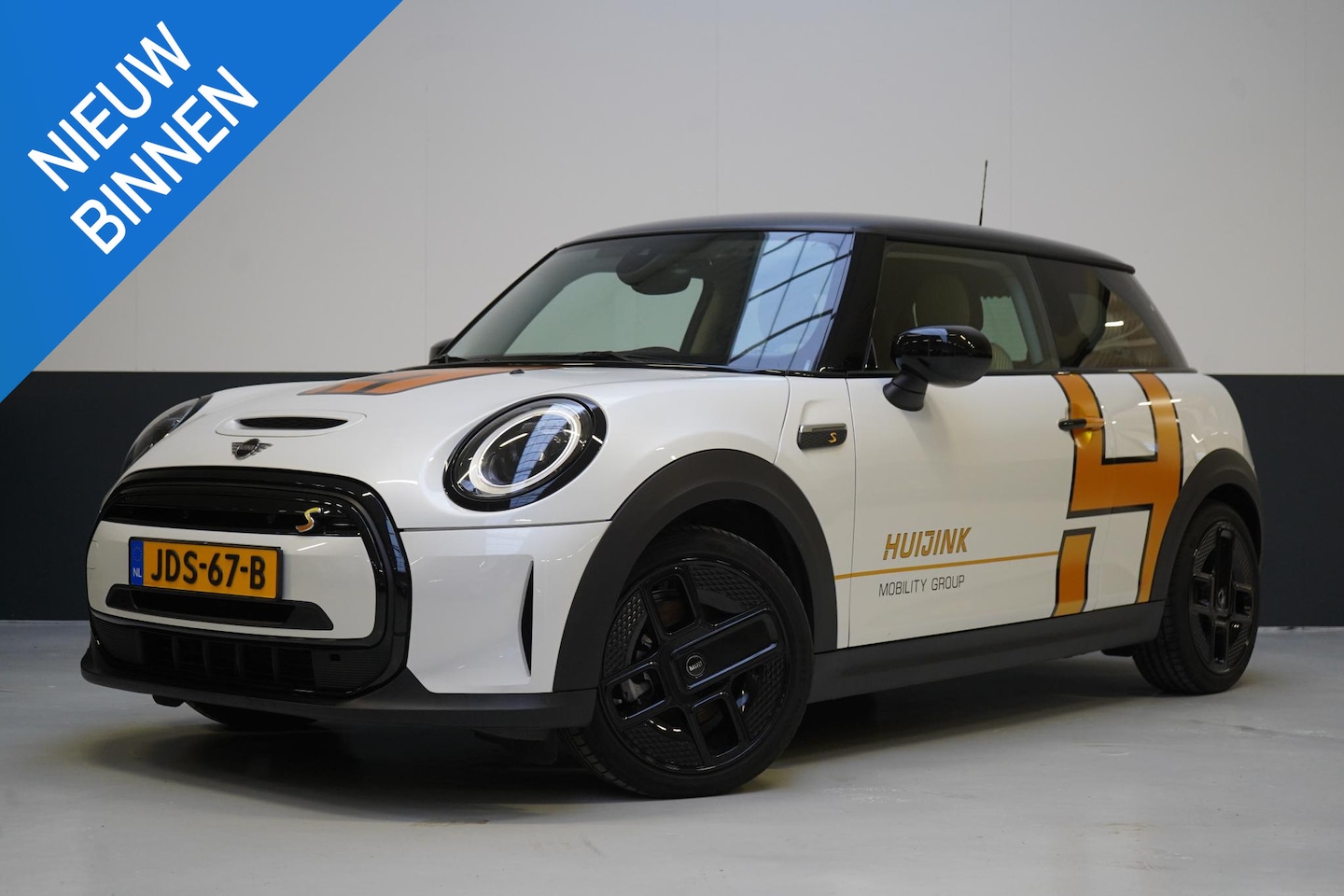 MINI Mini-Electric - Classic 33 kWh | Zwart optiek | Navigatie | Stoelverwarming | Privacy Glass - AutoWereld.nl