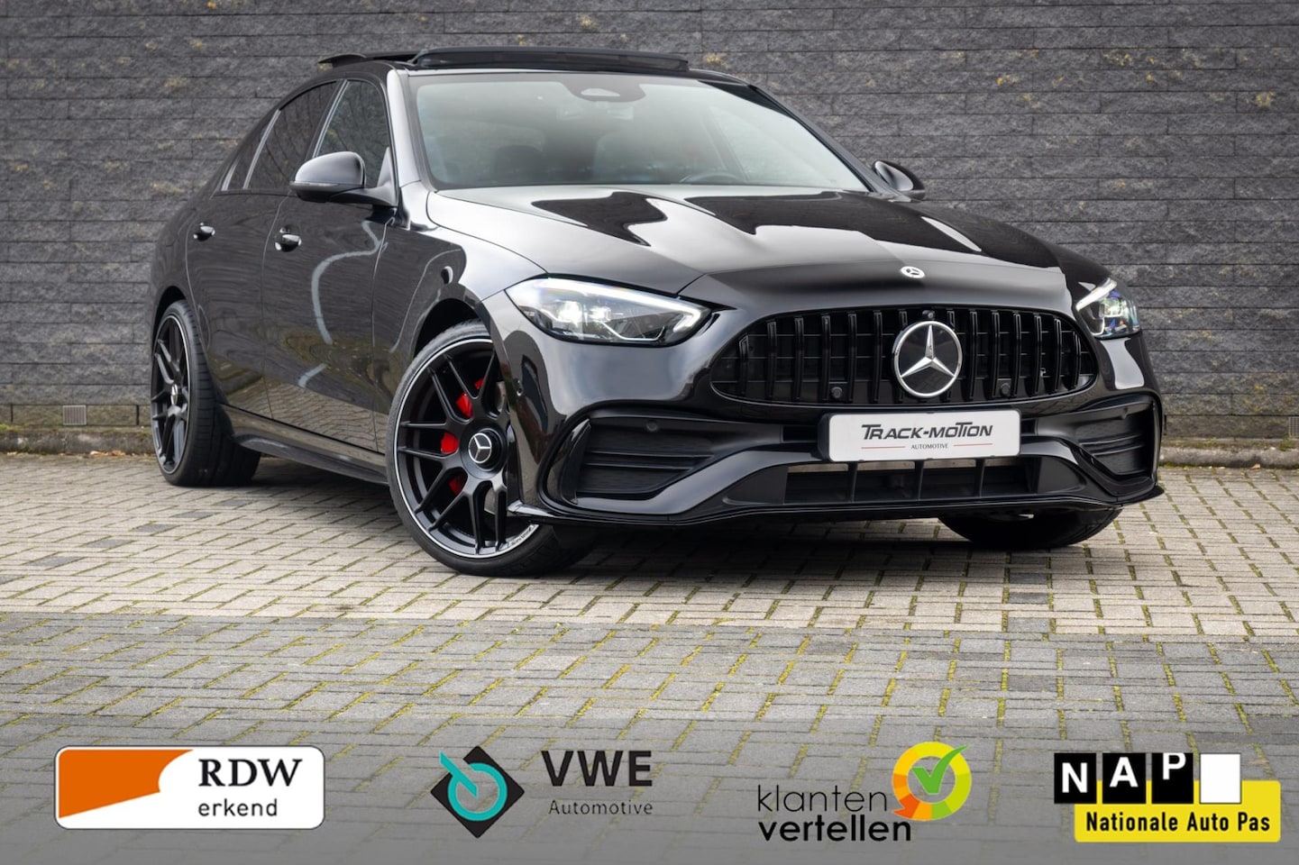 Mercedes-Benz C-klasse - 300 e AMG Line Black & Black - AutoWereld.nl