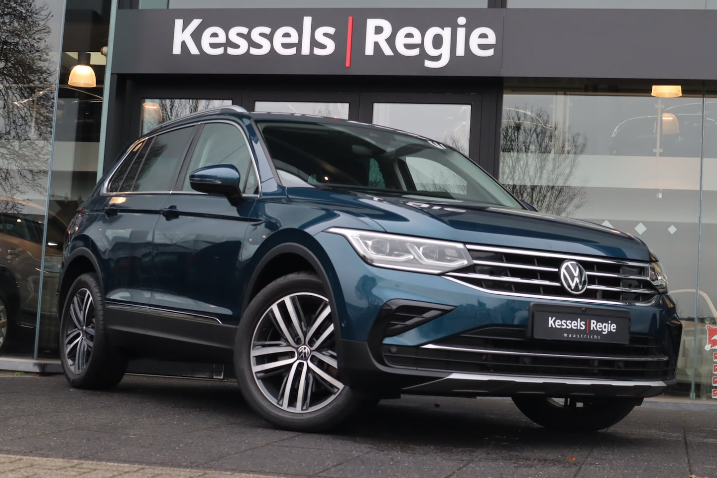 Volkswagen Tiguan - 1.5 eHybrid Elegance IQ CarPlay Keyless elec.trekhaak Camera - AutoWereld.nl