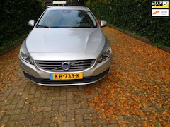 Volvo S60 - Zeer nette auto net grote beurd gehad en distributie riem onderhoud boeken en nap aanwezig