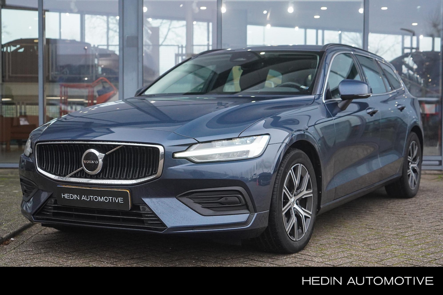 Volvo V60 - 2.0 B3 Core Verwarmbare Voorstoelen + Stuurwiel | Adaptieve Cruise Control | Parkeercamera - AutoWereld.nl