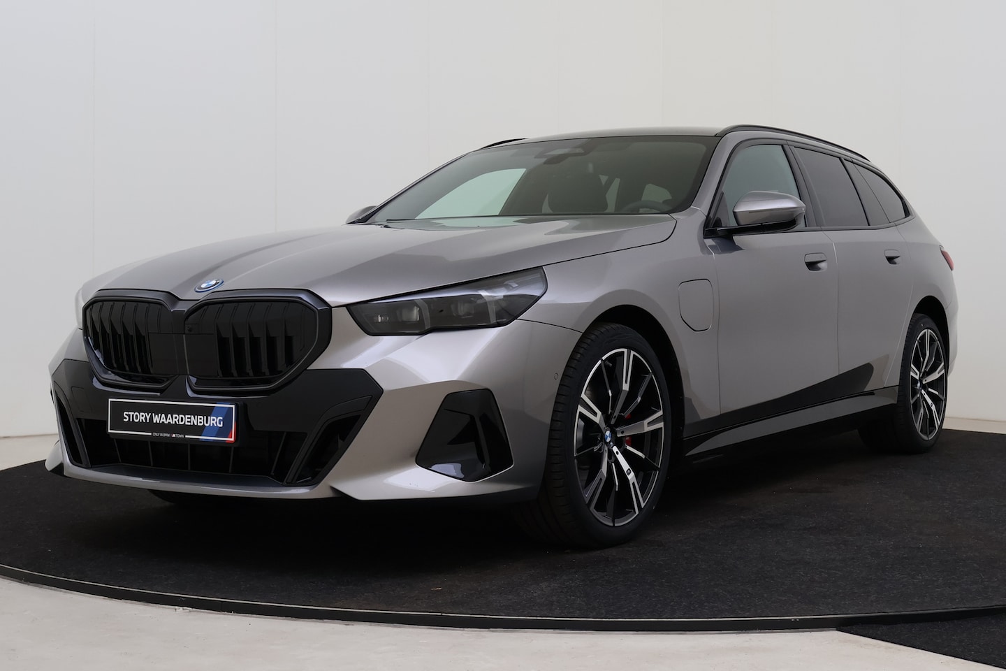 BMW 5-serie Touring - 530e M Sport Automaat / Panoramadak / Trekhaak / Bowers & Wilkins / Adaptieve LED / Parkin - AutoWereld.nl