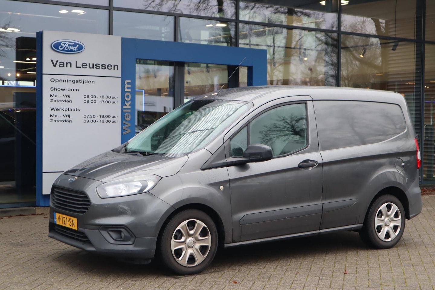 Ford Transit Courier - 100PK TREND BENZINE MARGE! AIRCO - AutoWereld.nl
