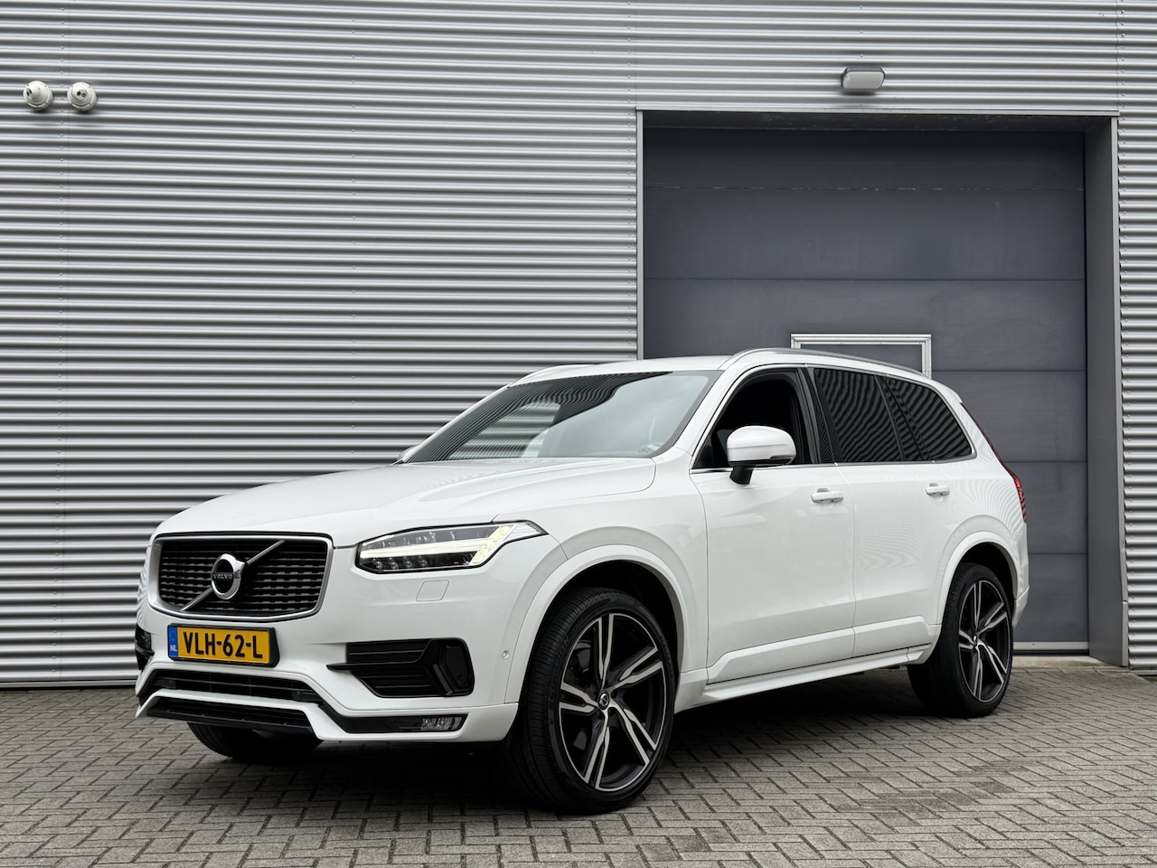Volvo XC90 - 2.0 D5 AWD R-Design I Aut. I Grijs Kenteken I Carplay I Camera - AutoWereld.nl