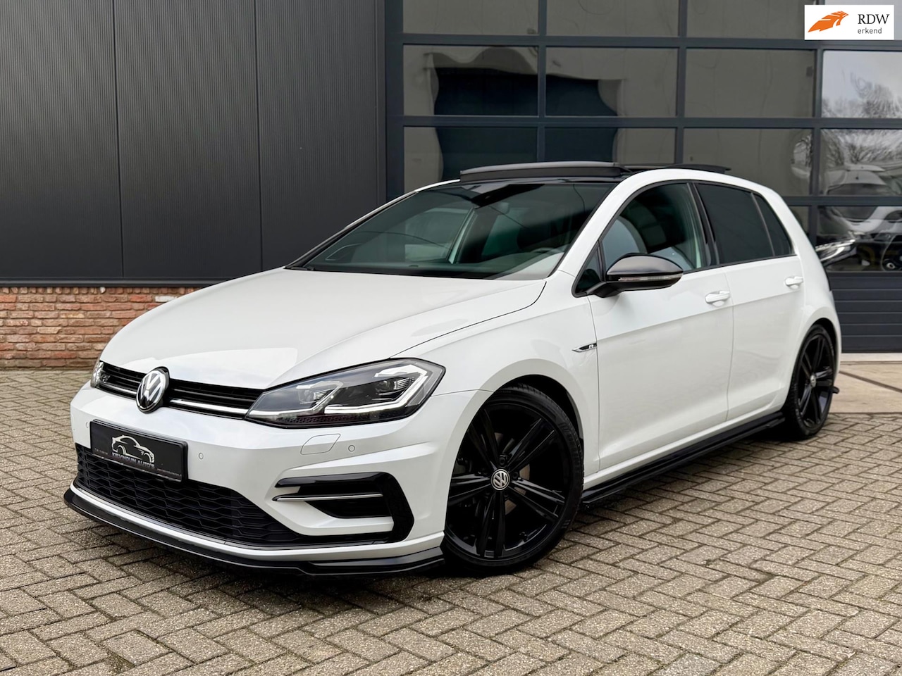 Volkswagen Golf - 1.5 TSI Highline R-Line 150pk Pano/Virtual/Keyless/Nieuwstaat - AutoWereld.nl