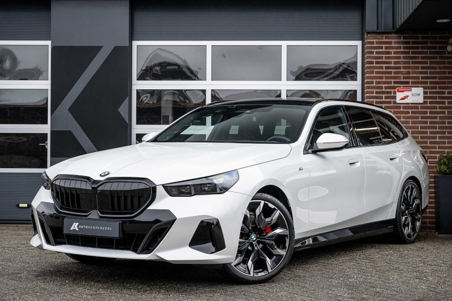 BMW 5-serie Touring - 520i M Sport Pro | Panorama | Bowers & Wilkins | Head-Up | 360° | 21 Inch | Trekhaak | Ico - AutoWereld.nl