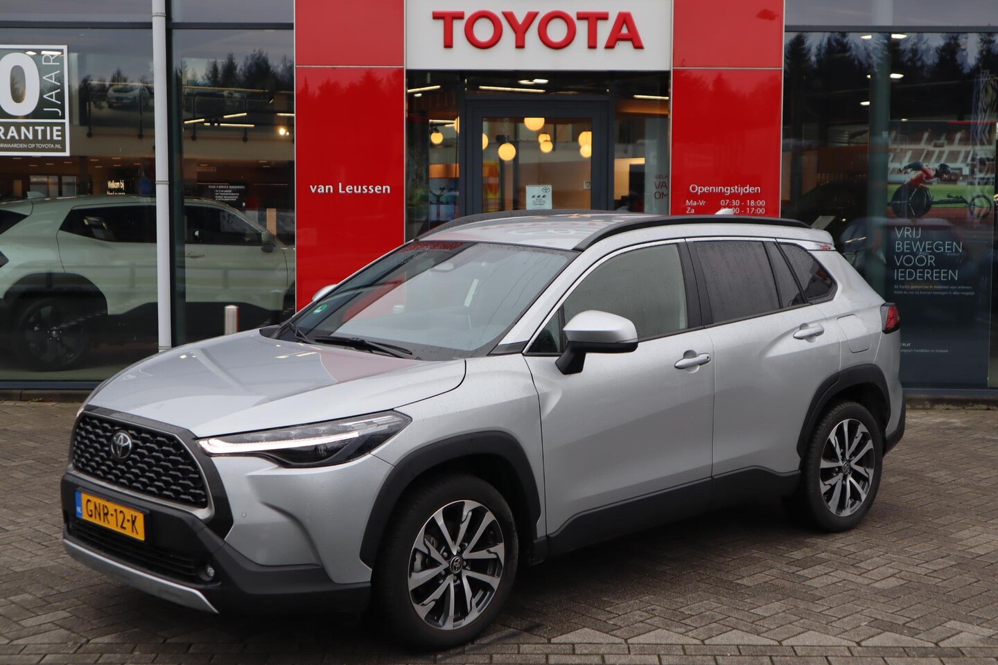 Toyota Corolla Cross - HYBRID 140 STYLE BLIND-SPOT EL-ACHTERKLEP 18"LMV KEYLESS PRIVACY-GLAS 1e EIGENAAR NL-AUTO - AutoWereld.nl