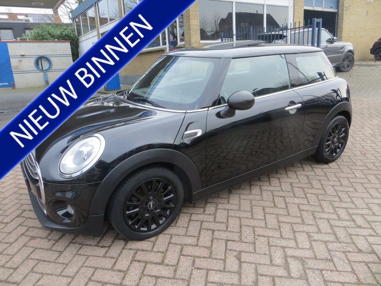 MINI Cooper - Mini 1.5 Chili Serious Business-PANORAMADAK-LEER-NAVI-NAP!! - AutoWereld.nl