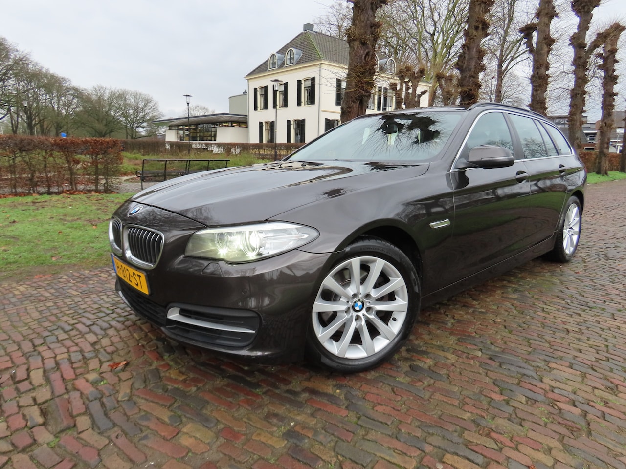BMW 5-serie Touring - 520d High Executive Leer Keyless Led BI Xenon Stoelverwarming Pdc Navigatie Bleutooth Crui - AutoWereld.nl