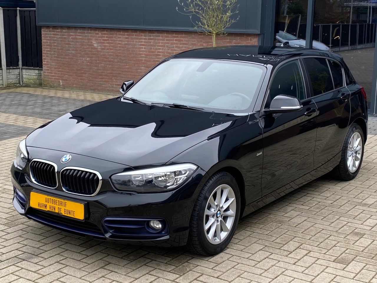 BMW 1-serie - 118i SPORT NIEUWSTAAT LEER NAVI CRUISE CAMERA LED PDC - AutoWereld.nl