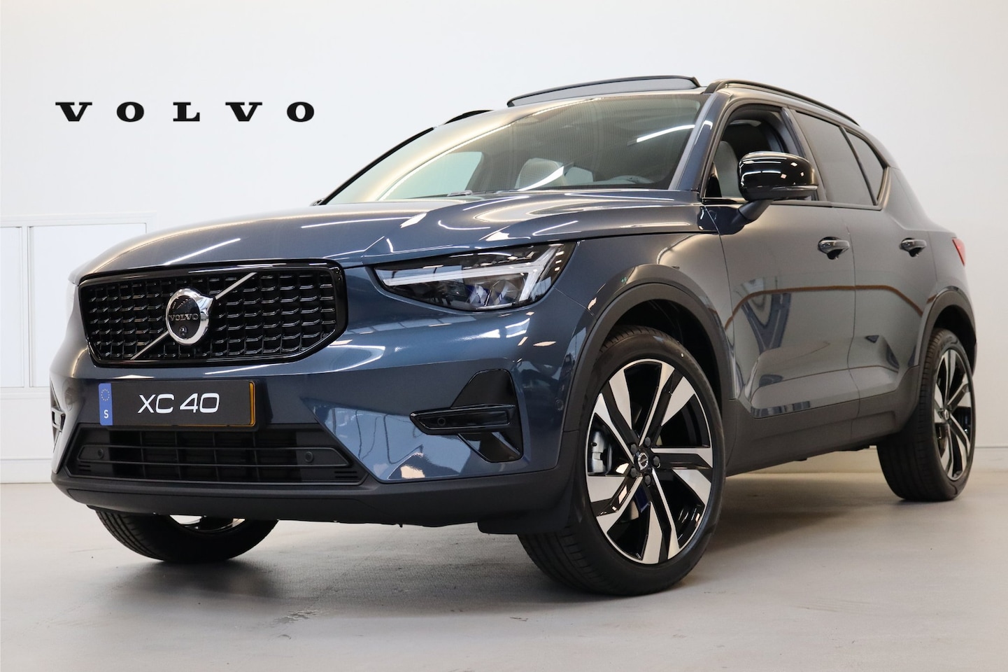 Volvo XC40 - B4 197PK Plus | 360 | 20'' | HK Audio | Getint Glas | Trekhaak | Panoramadak | Blond - AutoWereld.nl