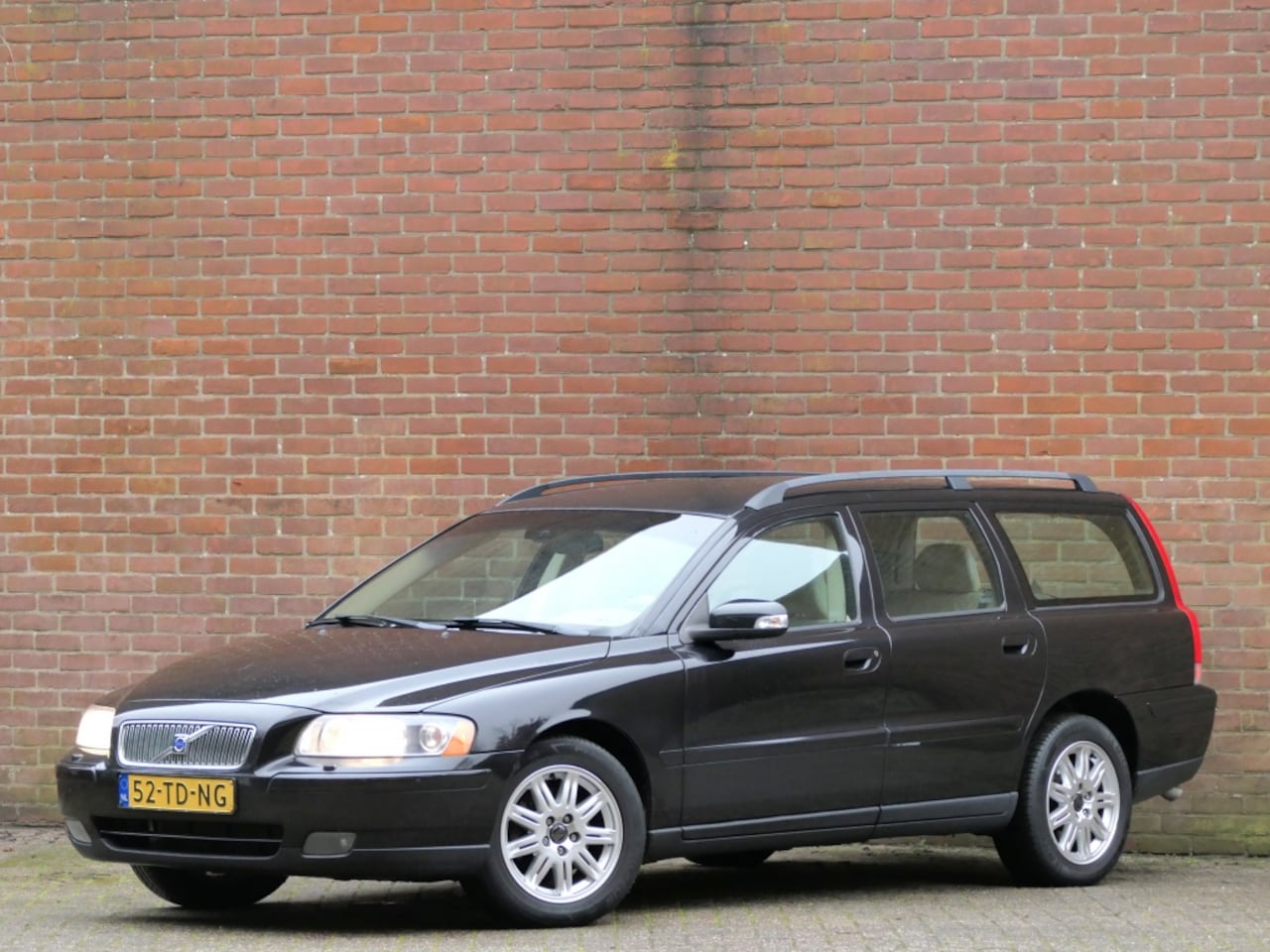 Volvo V70 - 2.4 AUT Edition II Leer / Trekhaak / Parkeersensoren - AutoWereld.nl