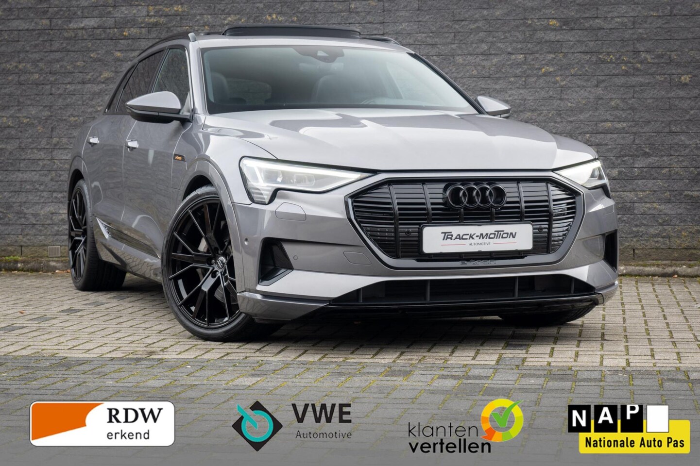 Audi e-tron - E-tron 55 quattro advanced 95 kWh S-Line Grey & Black - AutoWereld.nl