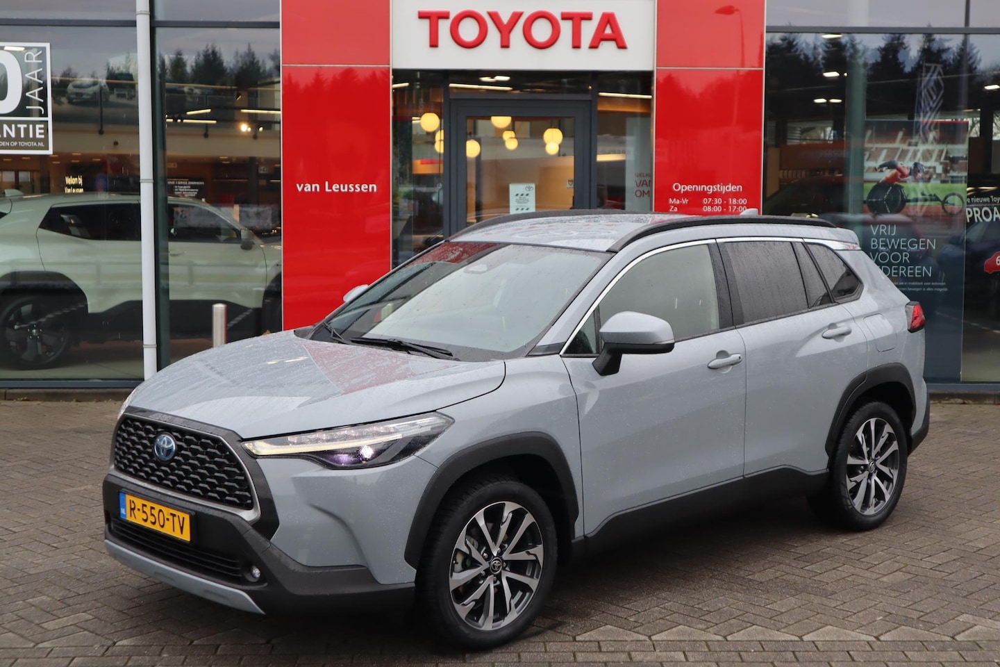 Toyota Corolla Cross - 2.0 HYBRID FIRST EDITION BLIND-SPOT STOELVERW. EL-ACHTERKLEP KEYLESS LM-VELGEN P-SENSOREN - AutoWereld.nl