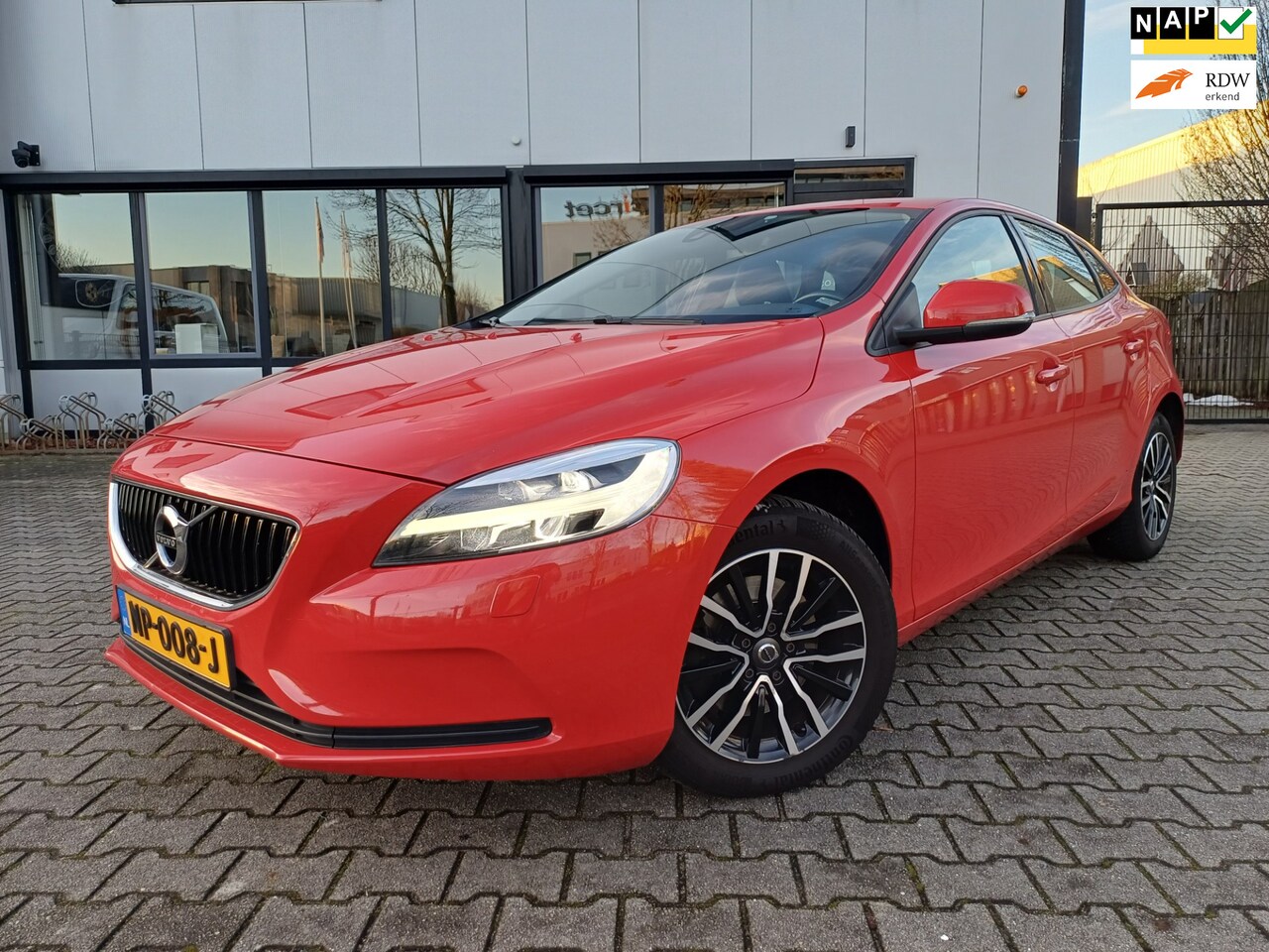 Volvo V40 - 2.0 T2 Nordic+ LED/NAVI/CRUISE/DEALERONDERHOUDEN - AutoWereld.nl