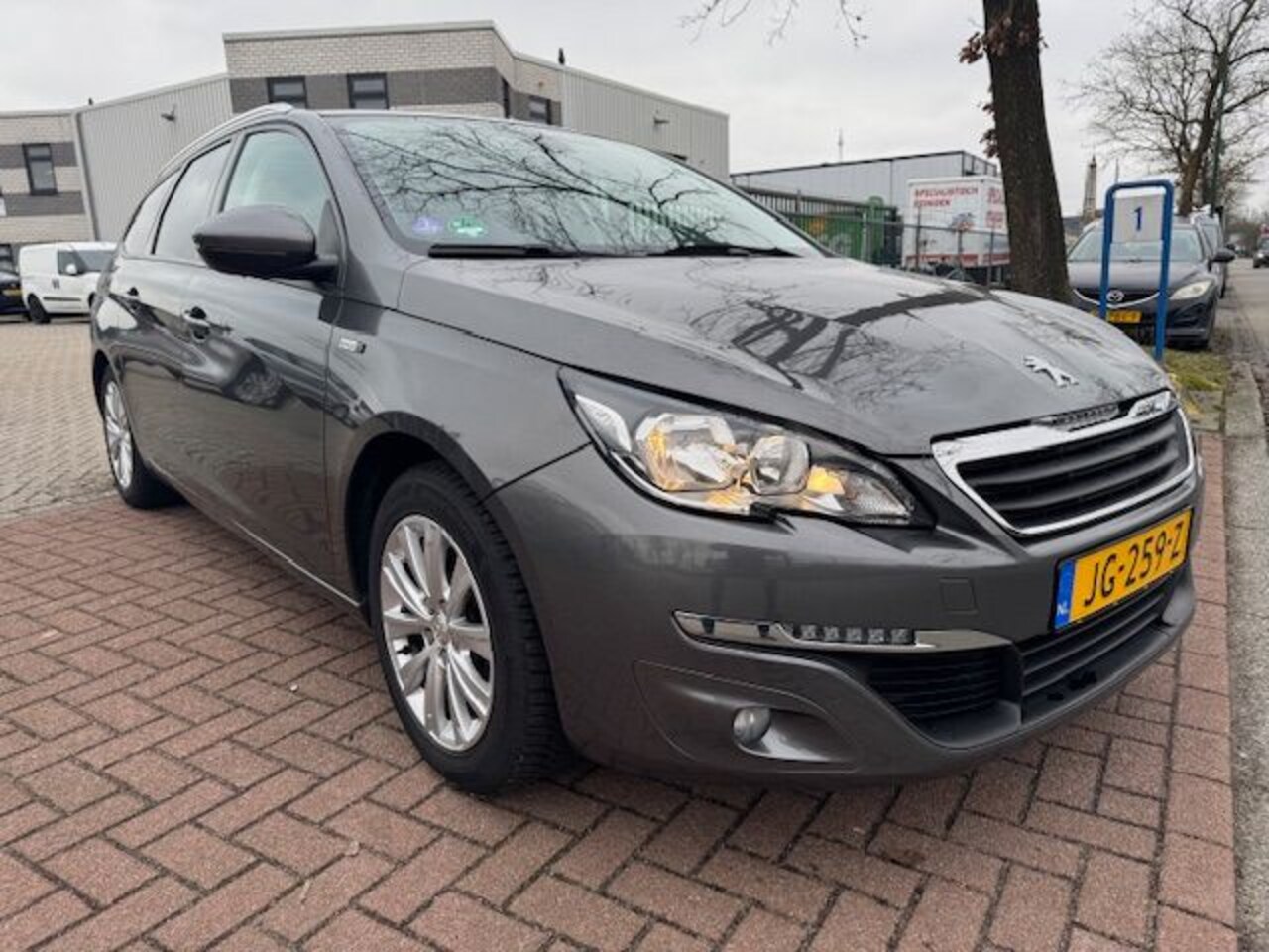 Peugeot 308 SW - 1.2 PureTech Style 183.000km Airco/ECC,Navigatie,Panoramadak EXPORT PRIJS - AutoWereld.nl