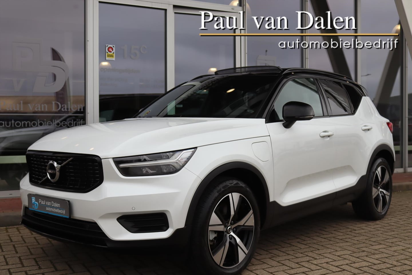Volvo XC40 - 1.5 T4 211PK RECHARGE R-DESIGN Panodak | Leer | Wit Metallic | Camera | Keyless | Adapt.Cr - AutoWereld.nl
