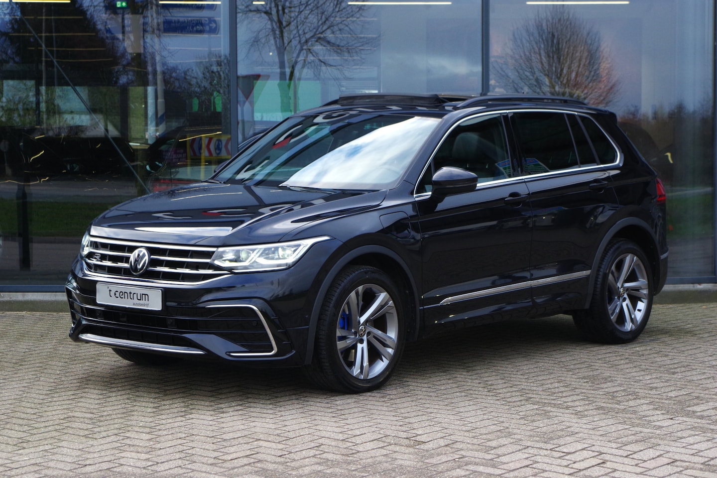 Volkswagen Tiguan - 1.4 TSI 245 PK eHybrid R-Line BNS+ PHEV, Trekhaak, Panoramadak, Adap. Cruise Control - AutoWereld.nl