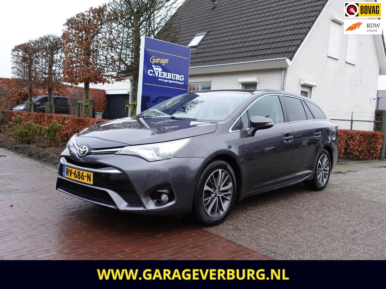 Toyota Avensis Touring Sports - 1.8 VVT-i Dynamic Automaat (Navi,Camera,Cruise,Stoelverwarming,Trekhaak,Panoramadak,Keyles - AutoWereld.nl