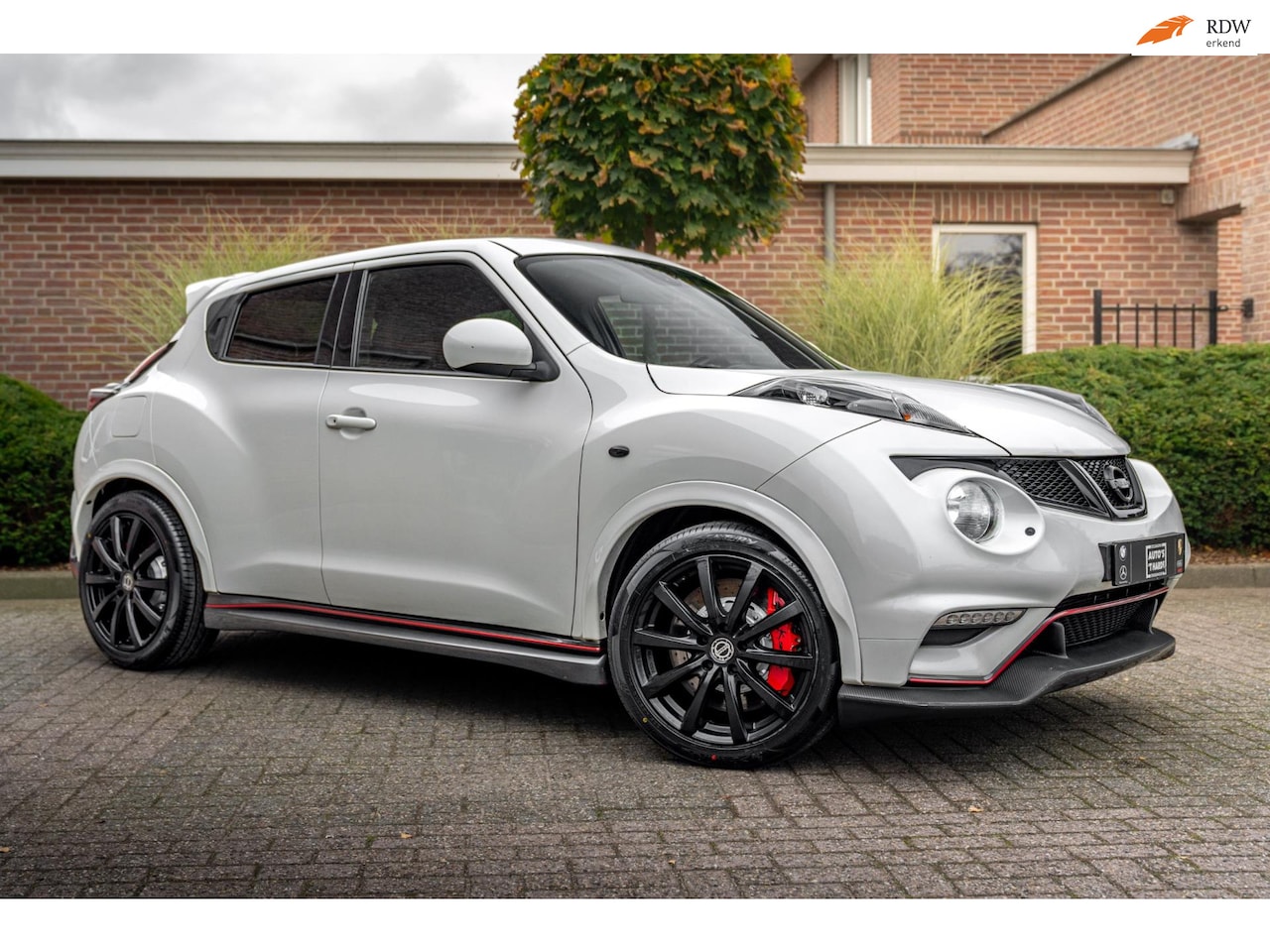 Nissan Juke - 1.6 Turbo NISMO Parelmoer Wit Camera LED Alcantara 18'' - AutoWereld.nl