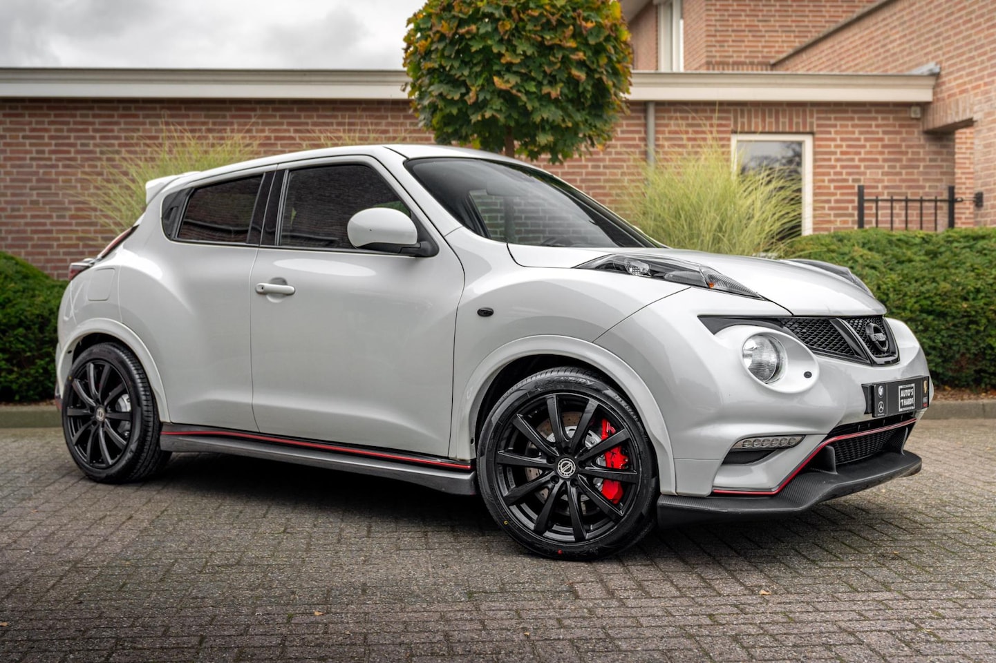 Nissan Juke - 1.6 Turbo NISMO Parelmoer Wit Camera LED Alcantara 18'' - AutoWereld.nl