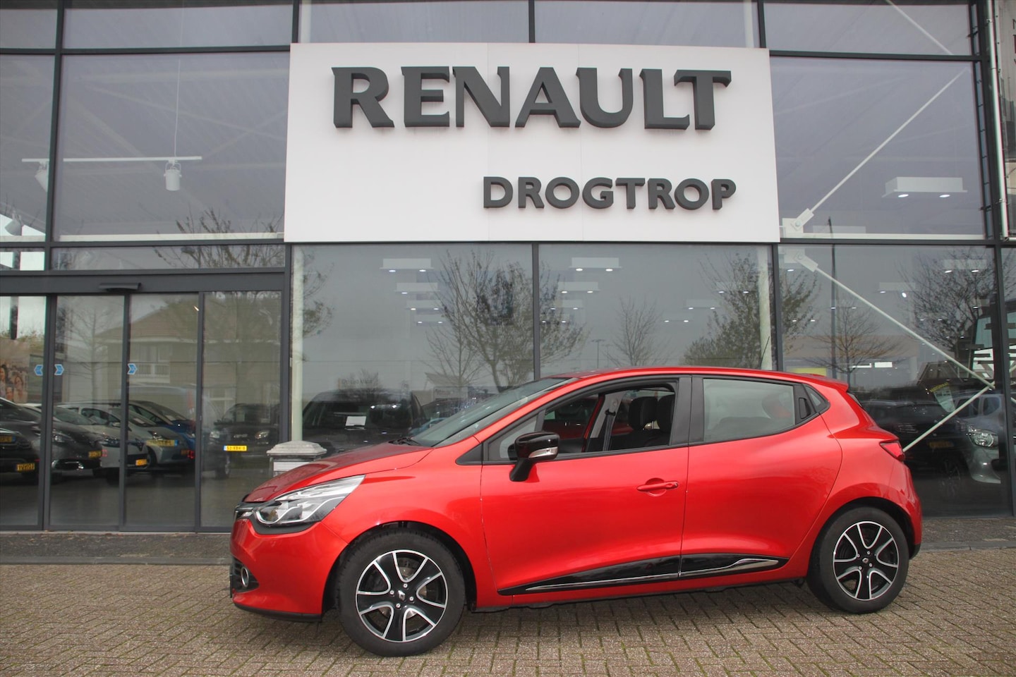 Renault Clio - 5DRS-EXPRESSSION-110DKM-AIRCO-NAVI-LMV- - AutoWereld.nl
