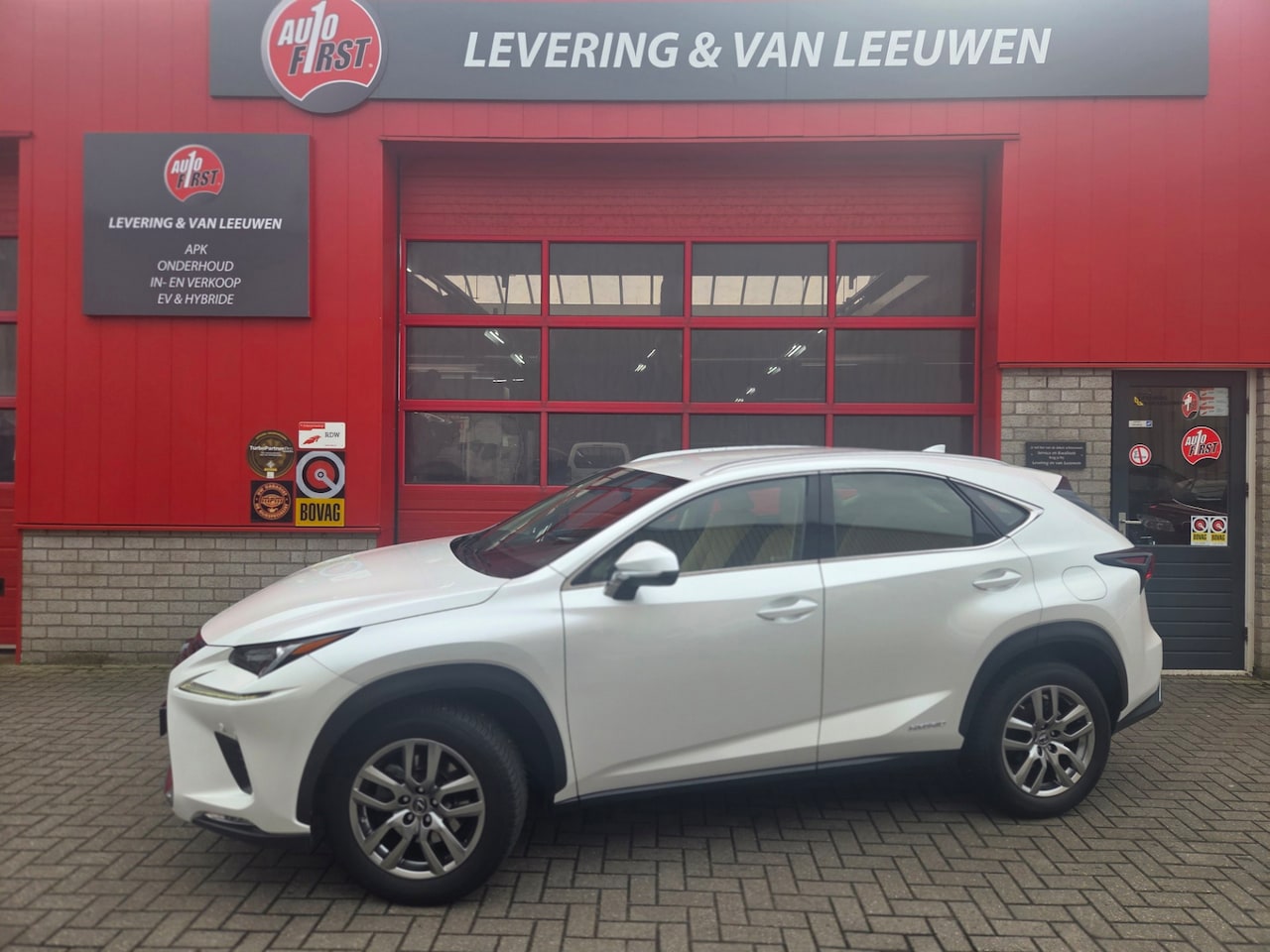 Lexus NX - 300h AWD Luxury Line Automaat/ Lederen bekleding/ Navigatie/ Stoelverwarming/ Rijklaarprij - AutoWereld.nl