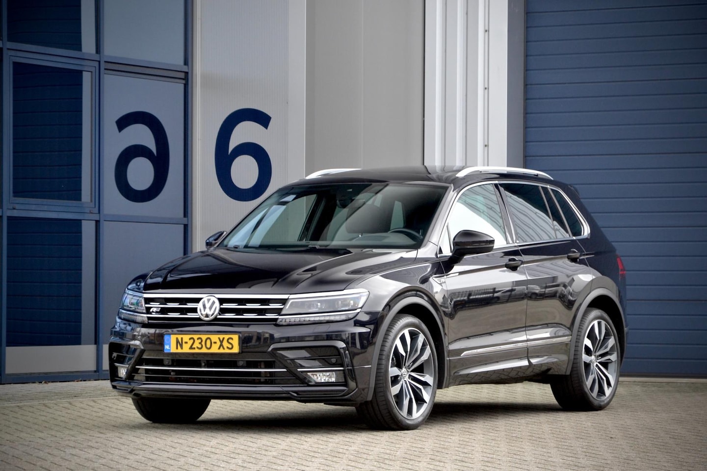 Volkswagen Tiguan - 2.0 TSI 4M / 3X R-Line / Pano / 20" L.M. / 360 camera / Virt. Cockp. / Adapt. cruise - AutoWereld.nl