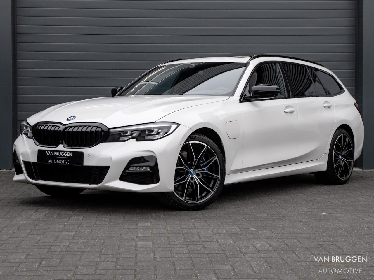 BMW 3-serie Touring - 330e M-Sport Pano 360 Trekhaak Sfeer E-Stoelen - AutoWereld.nl