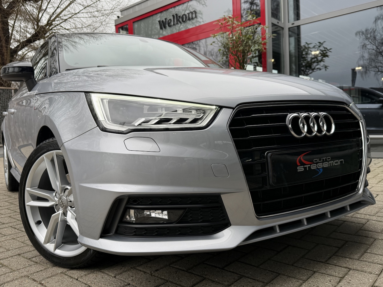 Audi A1 Sportback - 1.0 TFSI *!* S-LINE *!* PANORAMADAK/ NAVI/ CRUISE/ 17 INCH/ LED *!* - AutoWereld.nl