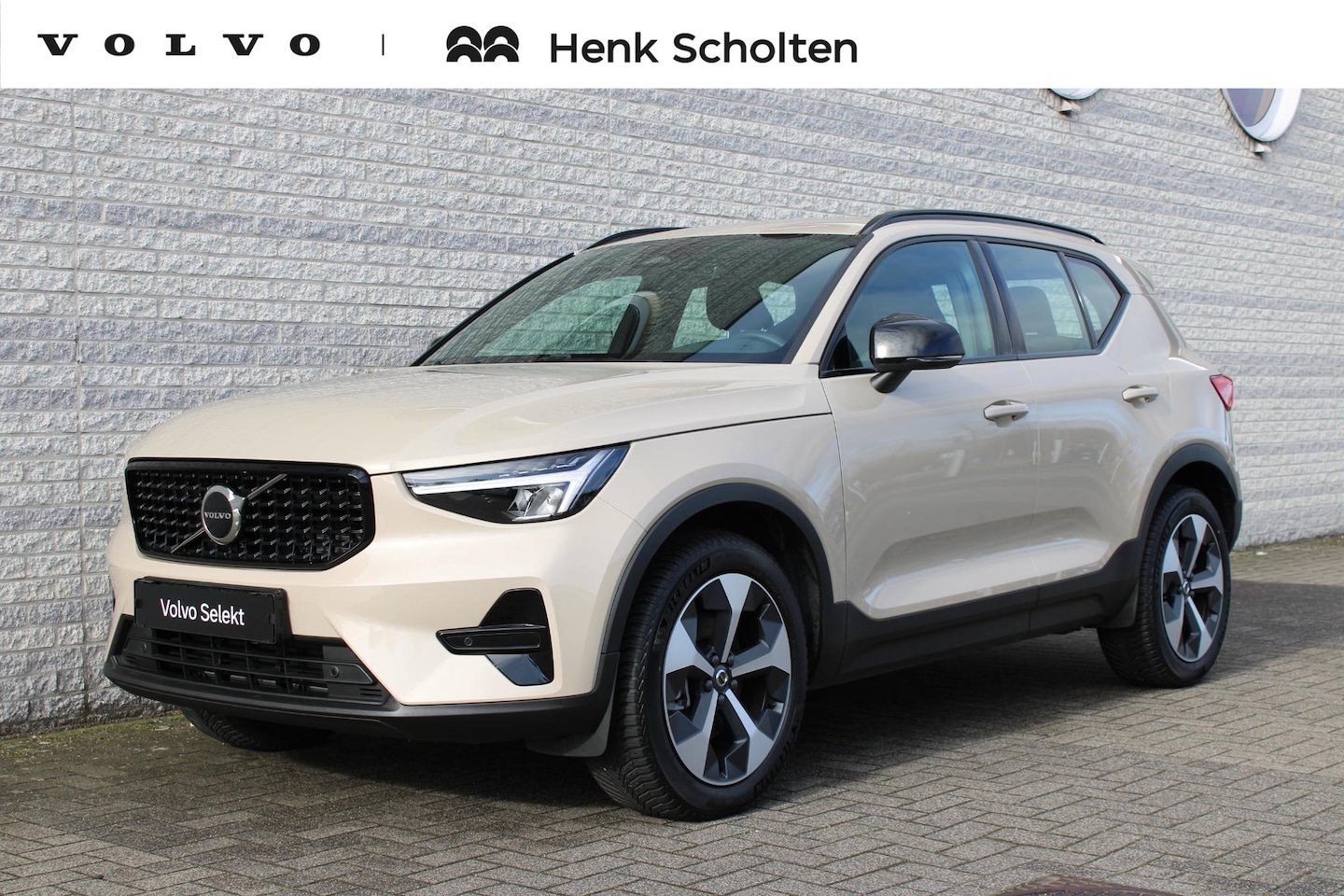 Volvo XC40 - 2.0 B4 Plus Dark | Semi elektrisch inklapbare trekhaak | 19" lichtmetalen velgen | All Sea - AutoWereld.nl