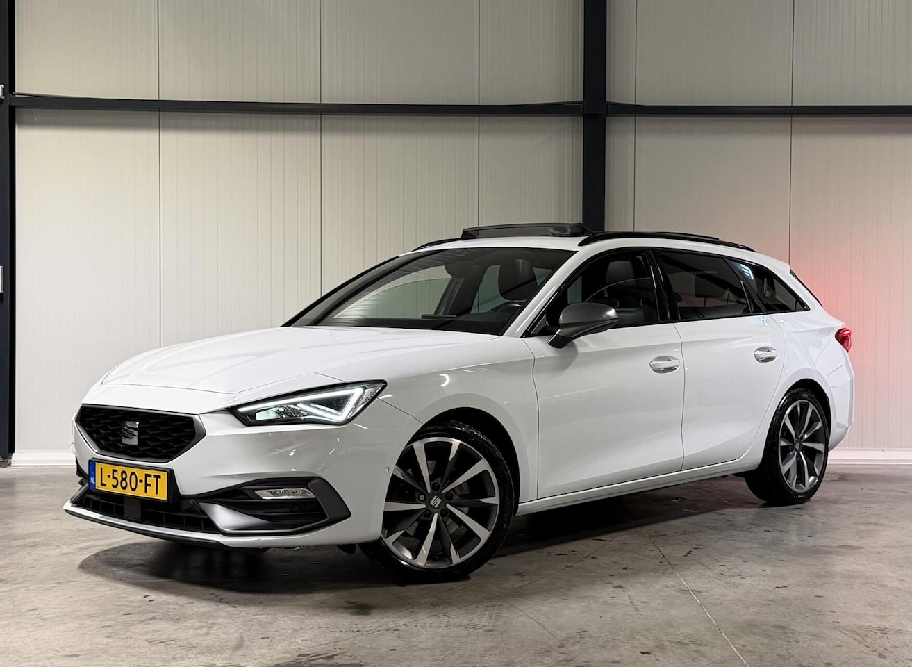 SEAT Leon Sportstourer - Seat 1.5 eTSI FR Pano Memory Trekhaak VOL! 1.5 eTSI FR - AutoWereld.nl