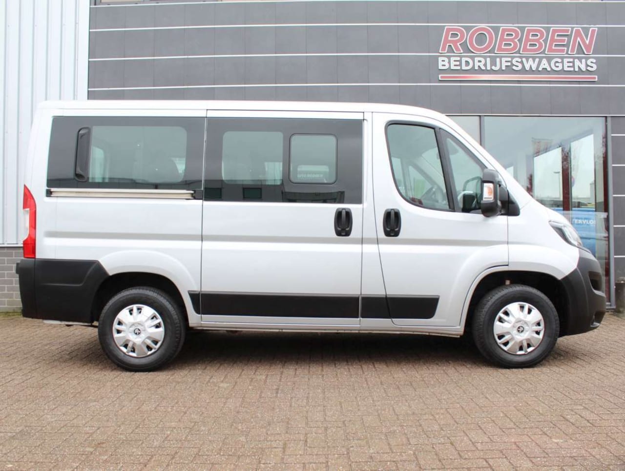 Peugeot Boxer - 330 2.2 BlueHDI Personenbus 9 Pers. Airco/Cruise/PDC L1H1 - AutoWereld.nl