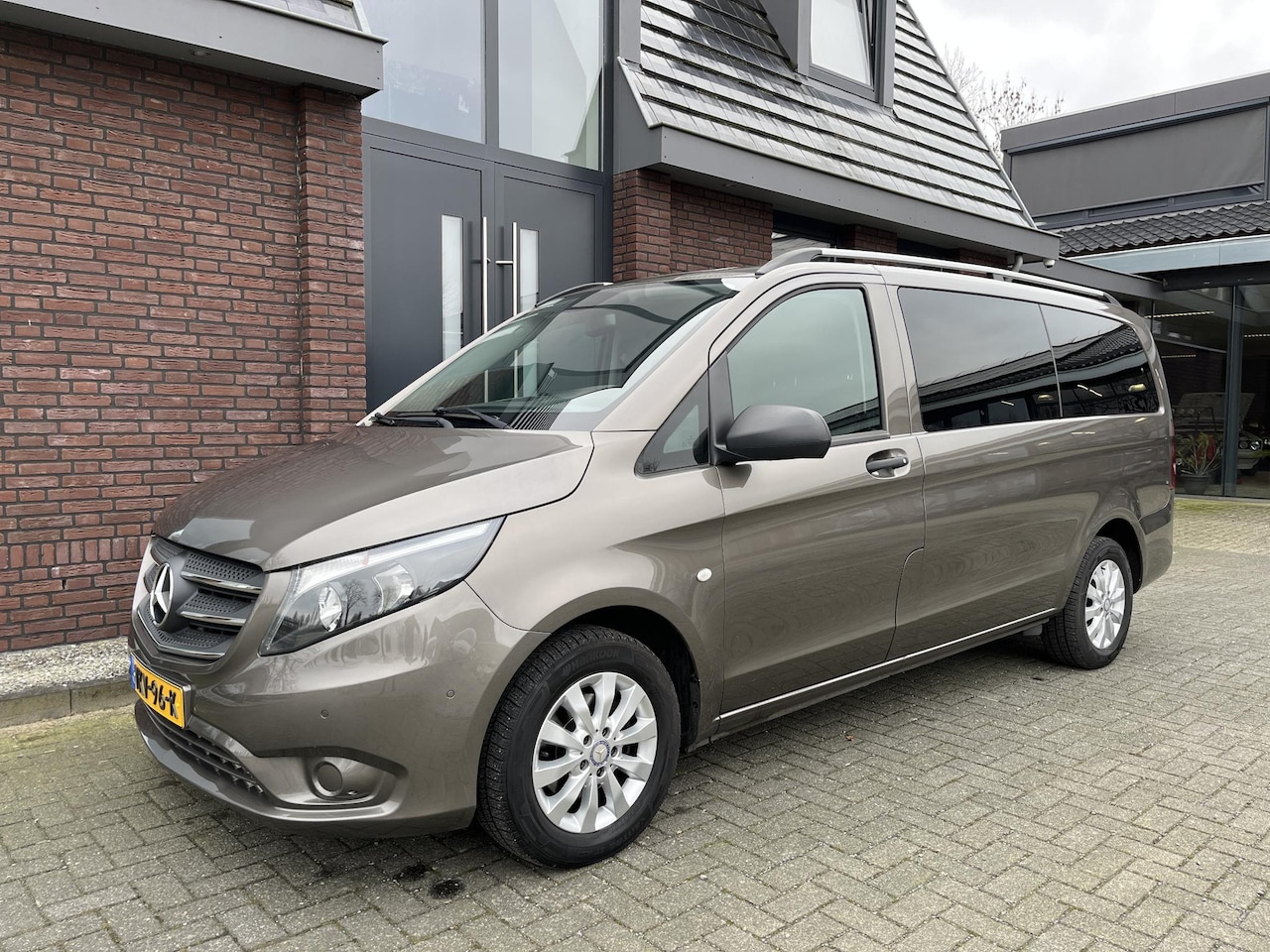 Mercedes-Benz Vito - 116 CDI Lang AUT. DUBBEL CABINE | TREKHAAK | STOELVERWARMING | CAMERA - AutoWereld.nl