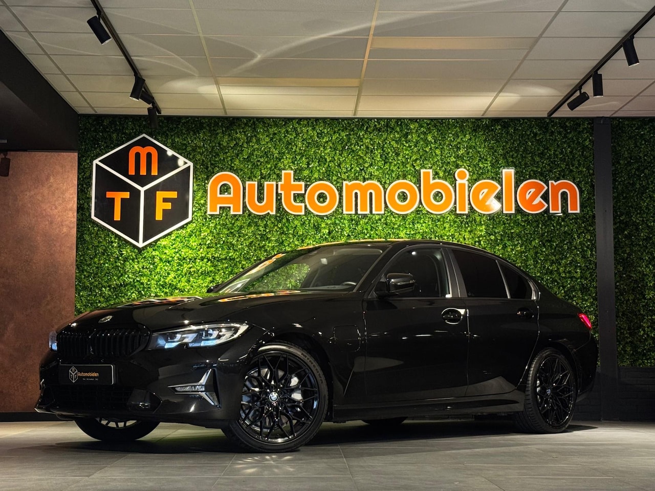 BMW 3-serie - 330e BLACK-ON-BLACK |292 PK|LEDER|APPLECAR|CAMERA|GARANTIE - AutoWereld.nl