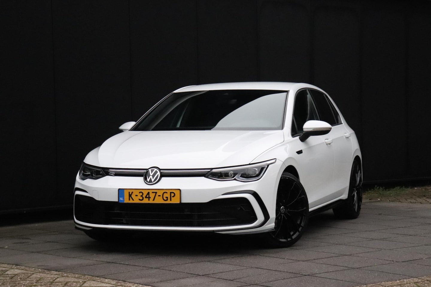 Volkswagen Golf - 1.5 eTSI R-LINE | PDC | NAVI | APPLE CARPLAY | STOEL/STUURVERW. | - AutoWereld.nl