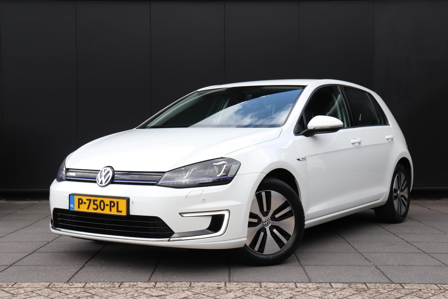 Volkswagen e-Golf - 116 PK | SOH 83,6% | NAVI | STOELVERWARMING | PARK PILOT - AutoWereld.nl