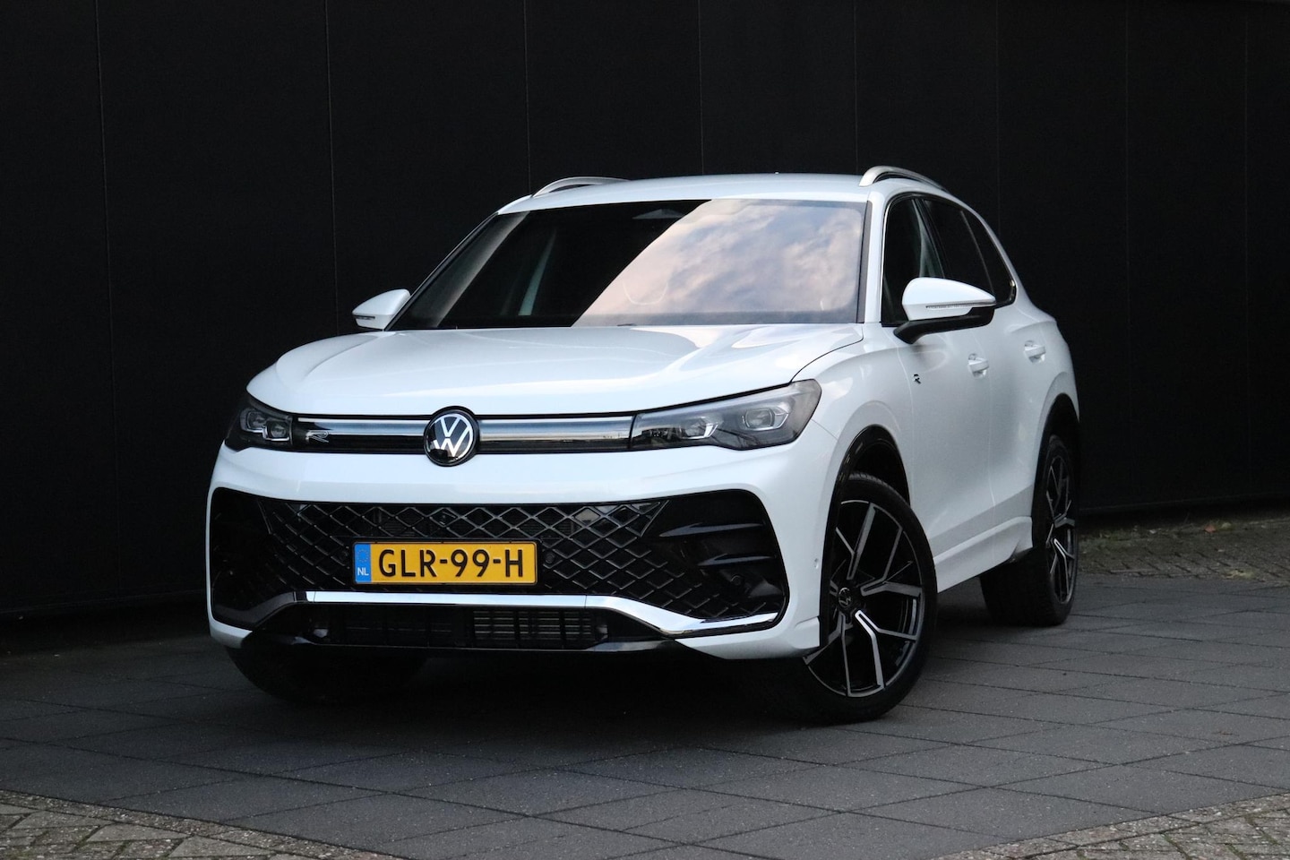 Volkswagen Tiguan - 1.5 eTSI R-Line Business | MASSAGE | STOEL/STUURVERW. | 360° CAMERA | CRUISE | NAVI | - AutoWereld.nl