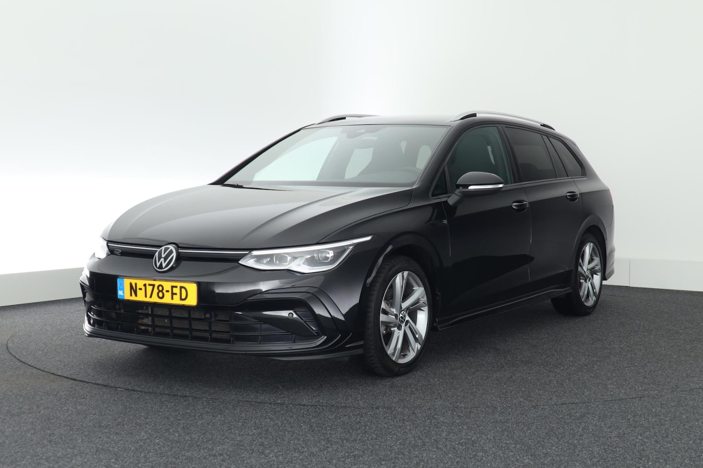 Volkswagen Golf Variant - 1.5 TSI 150pk R-Line Business+ Navigatie Camera Stoelverwarming Keyless - AutoWereld.nl