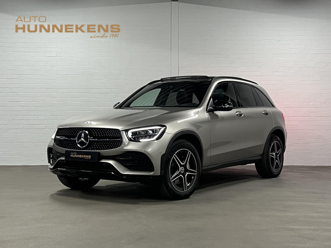 Mercedes-Benz GLC-klasse - 300e 4MATIC AMG | Trekhaak | Open dak | Camera | Stoelverwarming | Memory | Cruise control - AutoWereld.nl