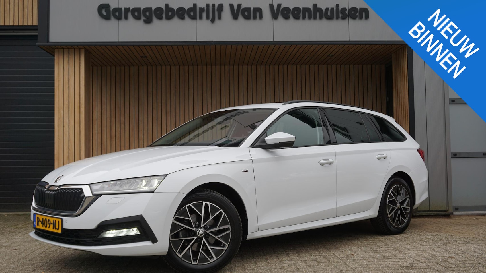 Skoda Octavia Combi - 1.5 e-TSI 150pk Clever Business Pano.Dak Keyless Sfeerverlichting 17inch LM Stoel/Stuurver - AutoWereld.nl