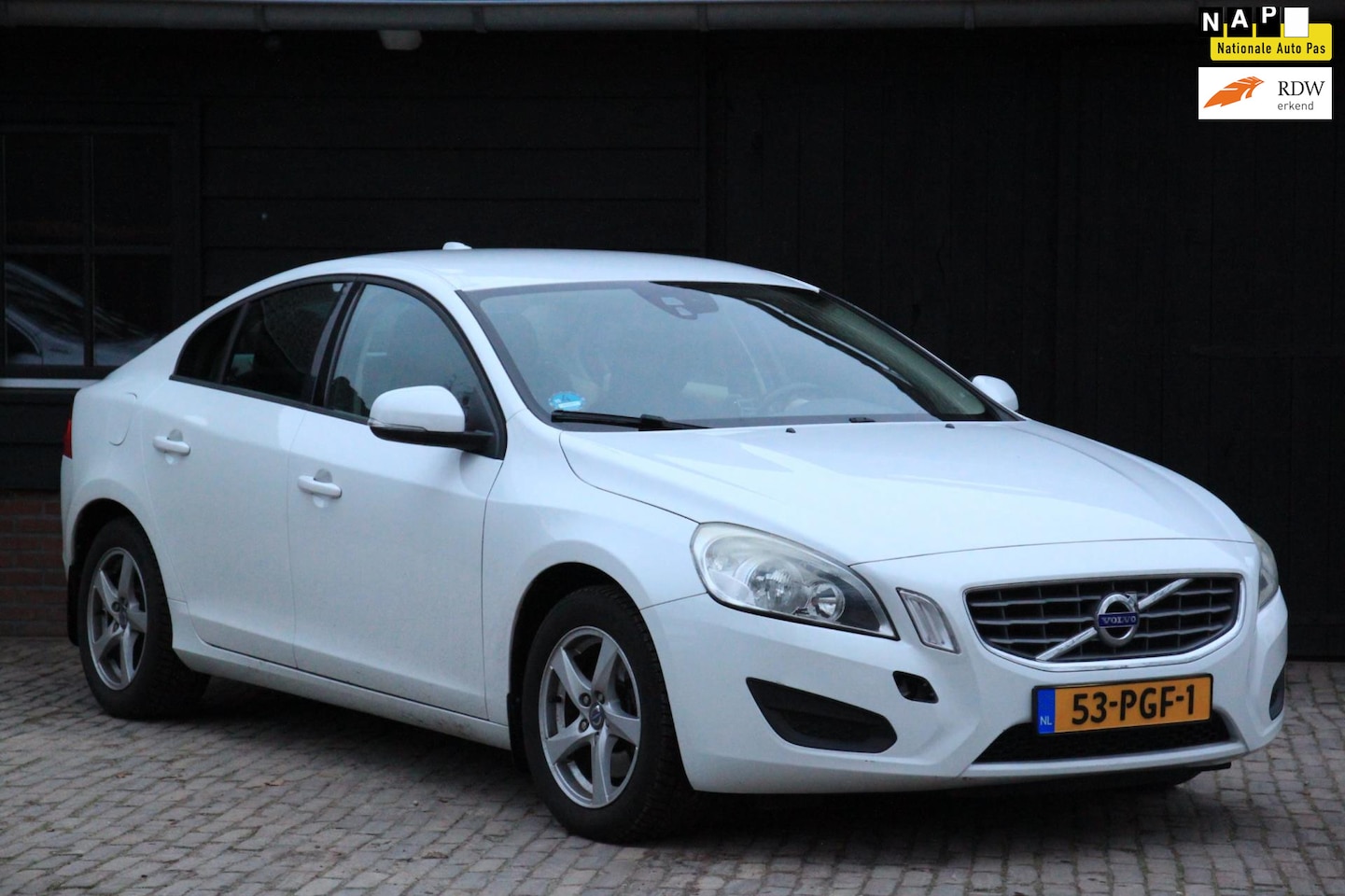 Volvo S60 - 2.0 D3 Kinetic 5 Cilinder/Camera/parkeersensor,Apk 01-2027 - AutoWereld.nl