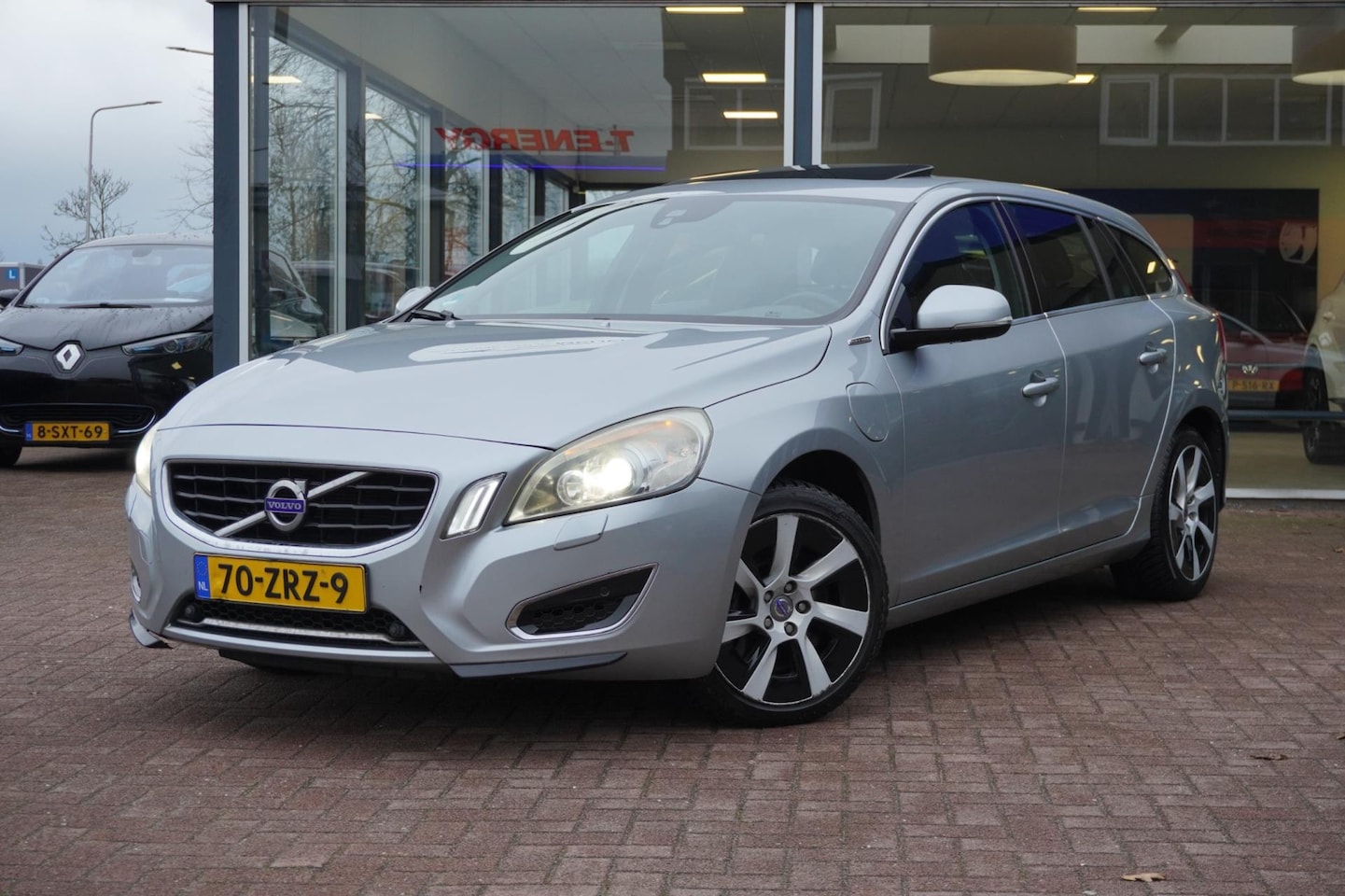 Volvo V60 - 2.4 D6 AWD Plug-In Hybrid Pure Limited Automaat | Airco | Elek. pakket | LM velgen | Vol o - AutoWereld.nl