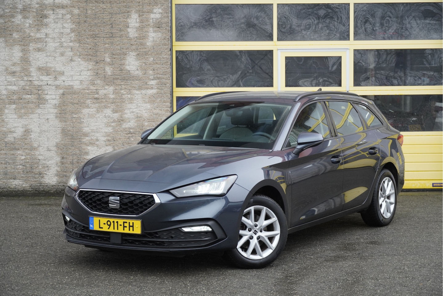 SEAT Leon Sportstourer - 1.5 eTSI 150PK! Automaat Style BJ2021 Lmv 16" | Led V+A | Pdc | Elektrische trekhaak | App - AutoWereld.nl