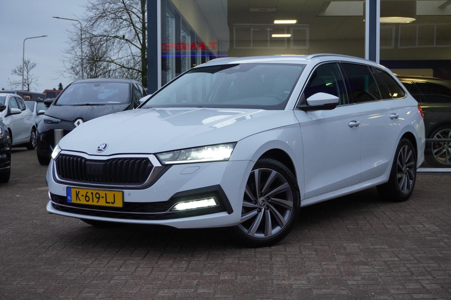 Skoda Octavia Combi - 1.0 TSI Business Edition Plus | Airco | Navi | Leder | LM velgen | Vol opties | Inruil mog - AutoWereld.nl